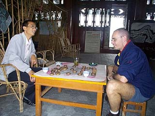 Phil qui essaie de jouer aux echecs chinois